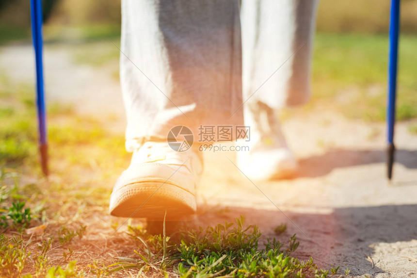 后脚又挖走一位苹果高管 Meta反悔了 前脚刚暂停招聘 (挖脚后跟是什么意思)