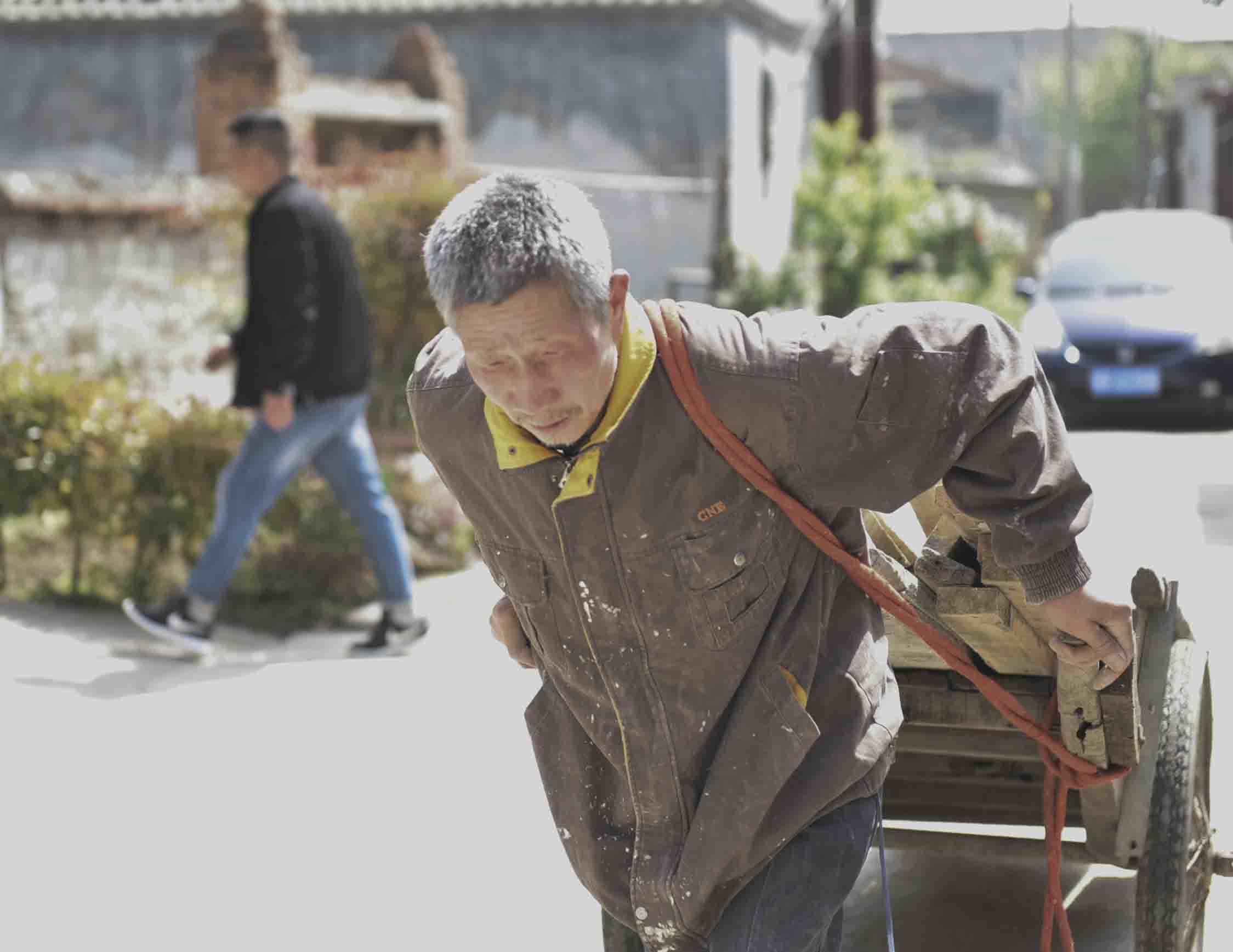 一位老人死在寻找爱情的路上 AI聊天机器人诱导线下约会 (一位老人死在海里英语)