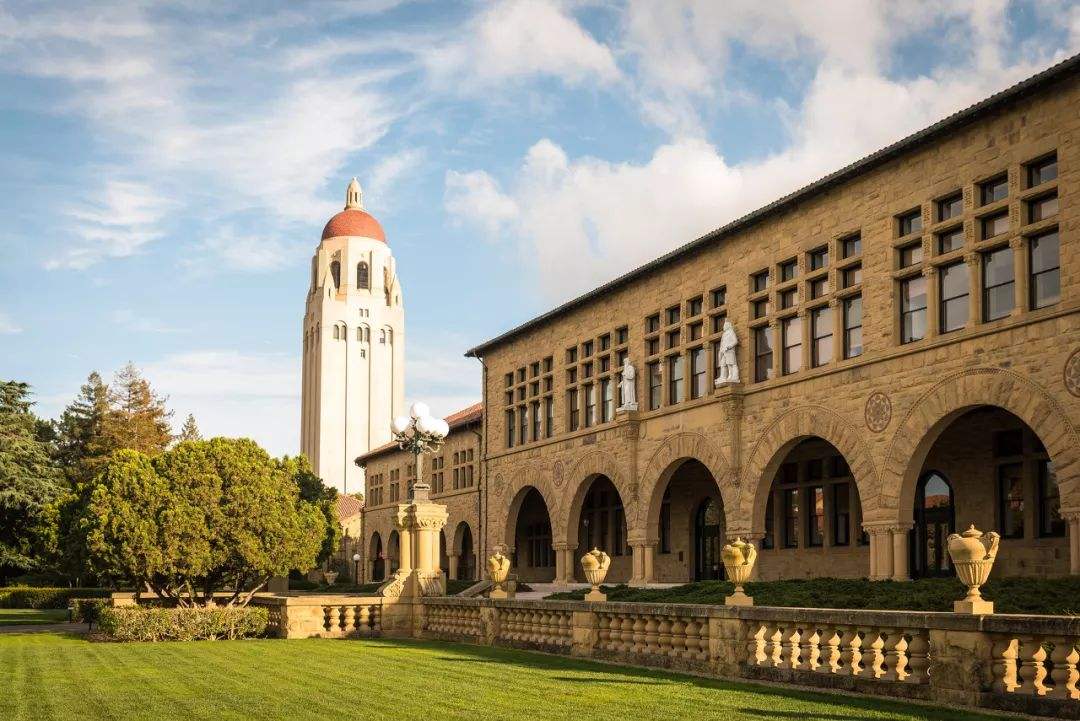 斯坦福大学最新研究揭示 美国年轻人面临前所未有的职业挑战 人工智能技术如何悄然改变就业市场 (斯坦福大学最近的机场)