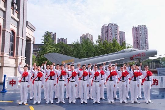 重庆学子携飞行项目亮相智博会